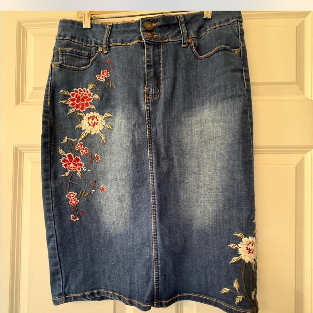 Floral Embroidered Denim Pencil‎ Skirt